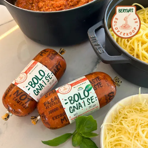 Boloverkoop rollets met pot bolognaisesaus pasta en kaas.webp