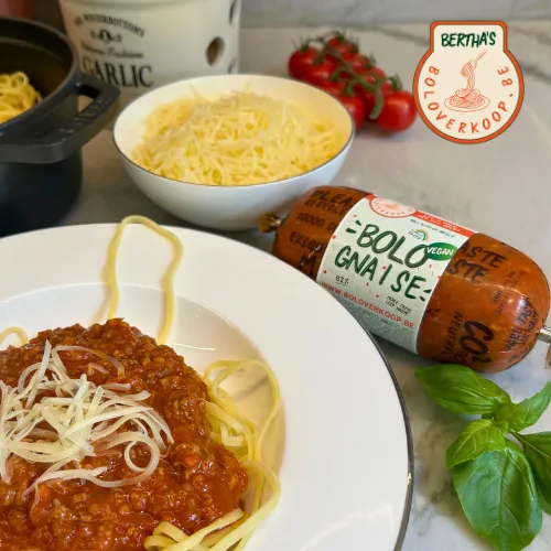 Boloverkoop vegan met bord bolognaisesaus pasta en kaas.webp