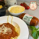 Bertha's vegan met bord bolognaisesaus pasta en kaas.webp