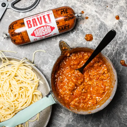 Bavet rollet met pot bolognaisesaus en pasta.webp
