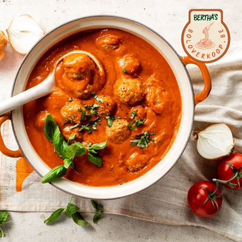 Balletjes in tomatensaus in pot.webp